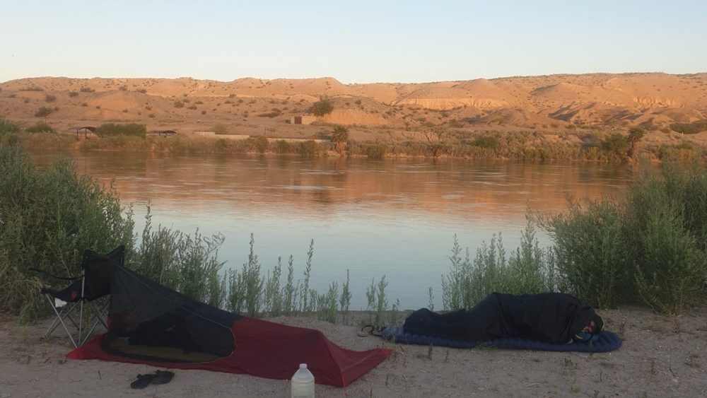 Zwei Schlafplätze direkt am Ufer des Colorado River in der Morgendämmerung, mit Blick auf die Wüste