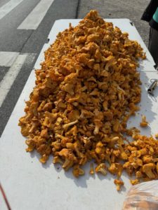 Frische Pfifferlinge auf einem Marktstand – herbstliche Spezialität in München und Bayern