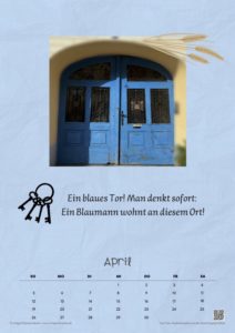 TOR-heiten Kalender Monate 2026 – April-Seite mit blauem Hoftor aus Hermannstadt und humorvollem Zweizeiler