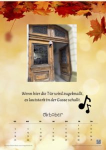 TOR-heiten Kalender 12 Monate 2026 – Beispielseite Oktober mit historischem Hoftor und humorvollem Zweizeiler
