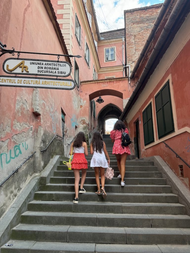 3 Frauen gehen in Altstadt eine steinerne Treppe hoch
