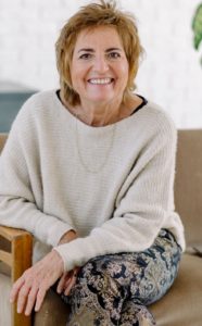 Autorin Irmgard Rosina lächelnd auf einem Sessel – Shop für Gedichte, Kalender und Inspiration