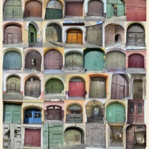 Collage aus 50 bunten Hoftoren aus Hermannstadt, Siebenbürgen – digitales Kunstposter zum Download.