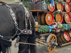 Bierpferd mit geschmücktem Fasswagen nach der Wiesn in München – Sinnbild für den stillen Ausklang des Oktoberfests