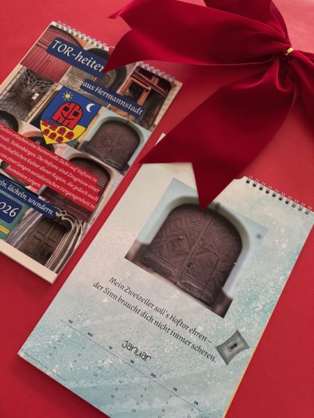 TORheiten-Kalender 2026 von Irmgard Rosina Bauer mit humorvollen Hoftoren aus Hermannstadt – Titelblatt und Januar-Seite mit Zweizeiler „Mein Zweizeiler soll’s Hoftor ehren – der Sinn braucht dich nicht immer scheren.“
