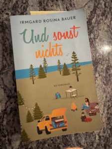 Buchcover „Und sonst nichts“ von Irmgard Rosina Bauer – illustrierte Camping- und Reiseszene mit Auto, Zelt und Figuren in der Natur