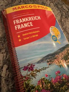 Reiseführer „Frankreich / France“ von Marco Polo – Spiralbindung, Titelbild mit Küstenlandschaft und Meer