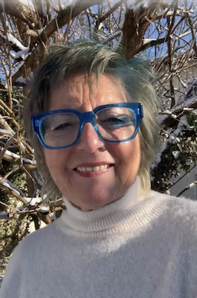 Autorin Irmgard Rosina Bauer im Winter – Porträt zum Gedicht zum 70. Geburtstag