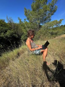 Autorin Irmgard Rosina<[Name]> sitzt draußen in der Natur und arbeitet mit einem Laptop – Schreiben zwischen Lebenserfahrung und digitalen Werkzeugen.
