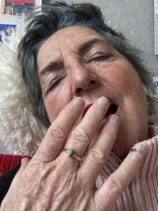 Müde Frau gähnt nachts im Bett – humorvolles Gedicht über schlaflose Nächte wegen Nase und Blase