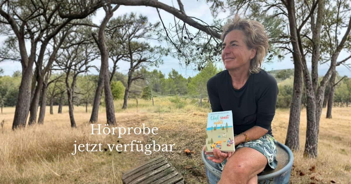 Autorin Irmgard Rosina Bauer sitzt in der Natur und hält ihr Buch „Und sonst nichts“ in der Hand – ein Moment der Ruhe und Reflexion während einer Reise.