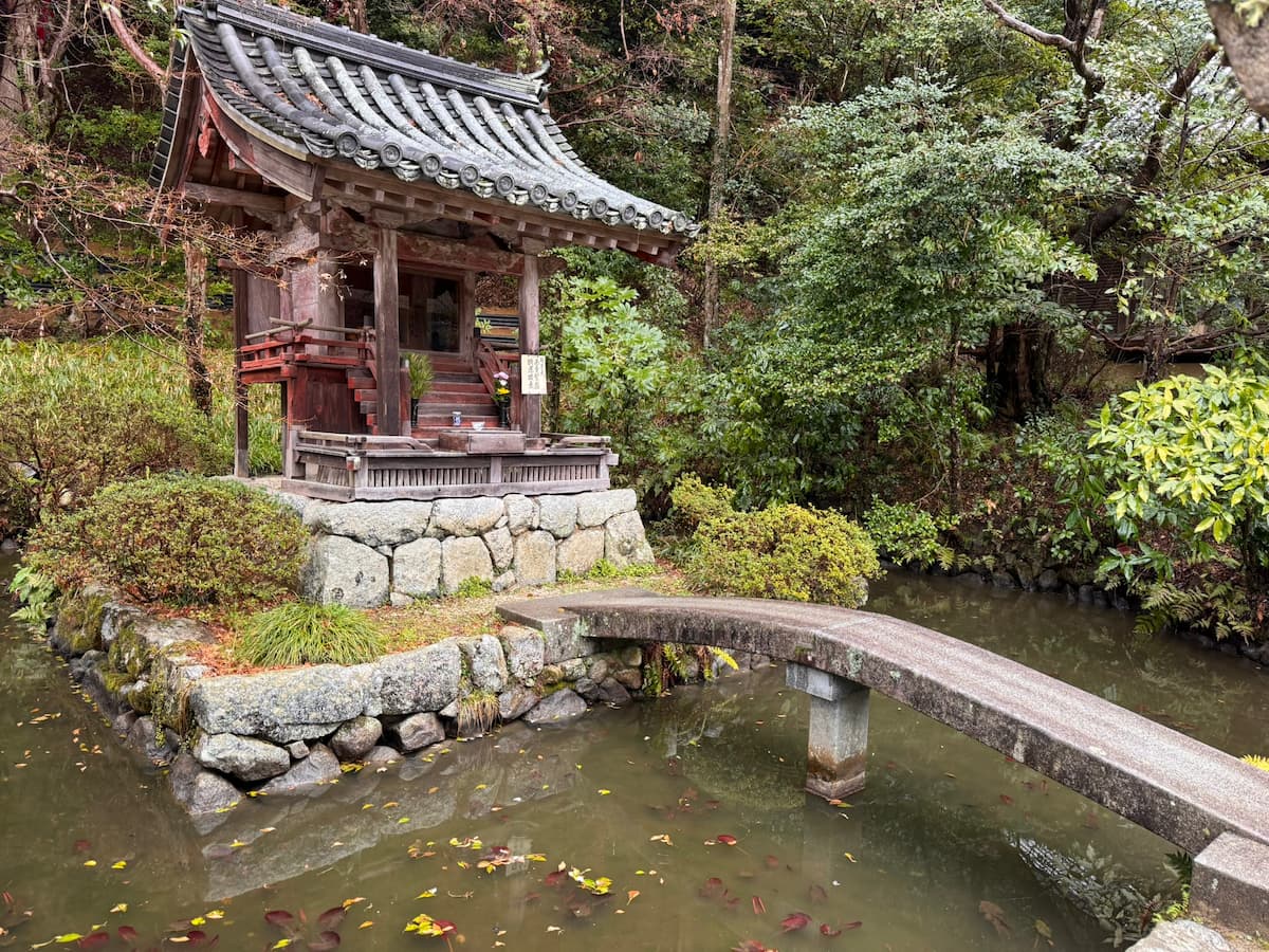 Japanischer Tempel am Wasser mit Steinbrücke – ruhiger Ort auf einer Reise durch Japan