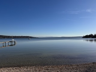 Ruhiger See mit klarem Wasser und weitem Horizont – Moment der Stille und inneren Einkehr