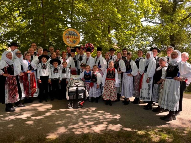 Mitglieder der HOG Gergeschdorf in traditioneller siebenbürgisch-sächsischer Tracht beim Heimattag der Siebenbürger Sachsen in Dinkelsbühl. Die Gruppe nahm erstmals am Trachtenumzug teil.