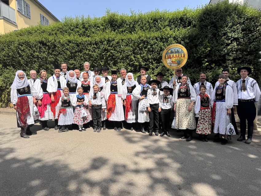 Mitglieder der HOG Gergeschdorf in traditioneller siebenbürgisch-sächsischer Tracht beim Heimattag der Siebenbürger Sachsen in Dinkelsbühl. Die Gruppe nach ihrem ersten Trachtenumzug .