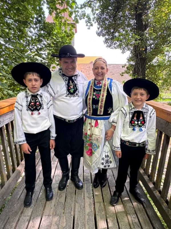 Hans Schuster mit seiner Familie in traditioneller siebenbürgisch-sächsischer Tracht beim Heimattag der Siebenbürger Sachsen in Dinkelsbühl. Die Familie initiierte die teilnehmende HOG Gergeschdorf im Trachtenumzug.