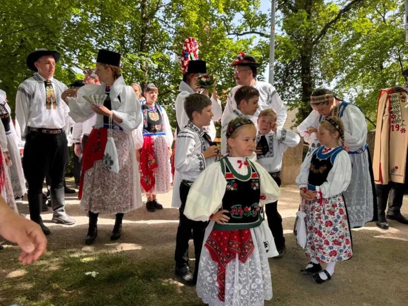 Kindergruppe in traditioneller siebenbürgisch-sächsischer Tracht kurz vor Beginn des Trachtenumzugs beim Heimattag der Siebenbürger Sachsen in Dinkelsbühl.