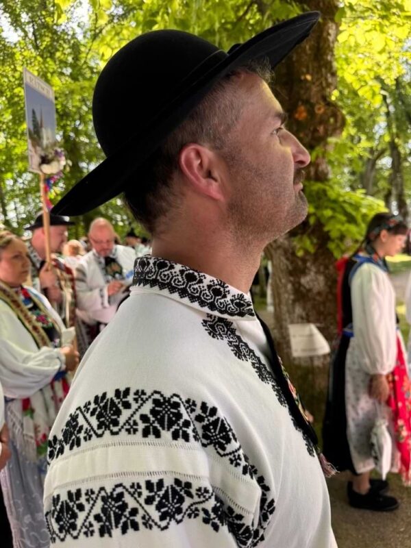 Der Sohn der Autorin Irmgard Rosina Bauer Philipp Bauer im Profil mit traditionellem schwarzen Hut und siebenbürgisch-sächsischer Männertracht beim Heimattag der Siebenbürger Sachsen in Dinkelsbühl.