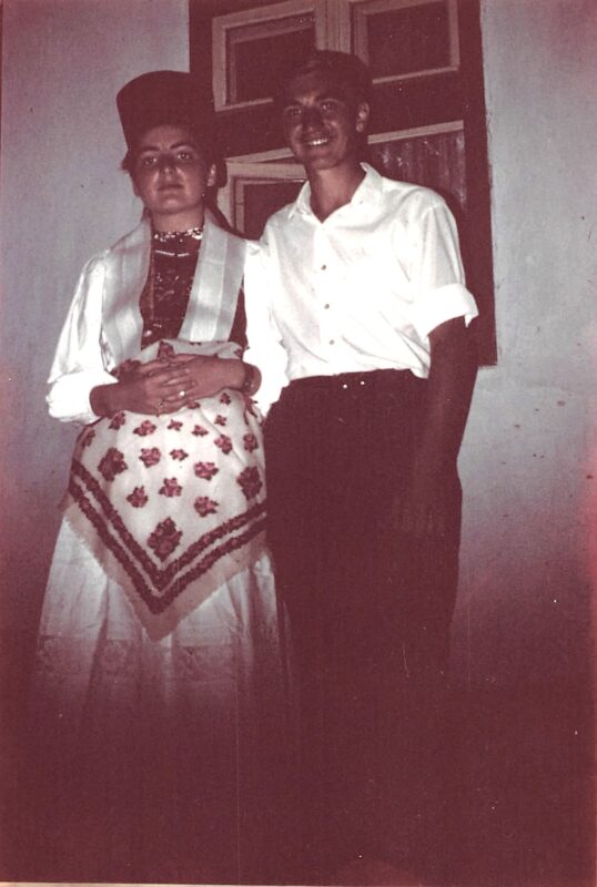 Historisches Foto einer jungen Siebenbürger Sächsin in traditioneller Tracht mit ihrem Cousin Hans. Persönliche Erinnerung an Kindheit und Heimat in Siebenbürgen.