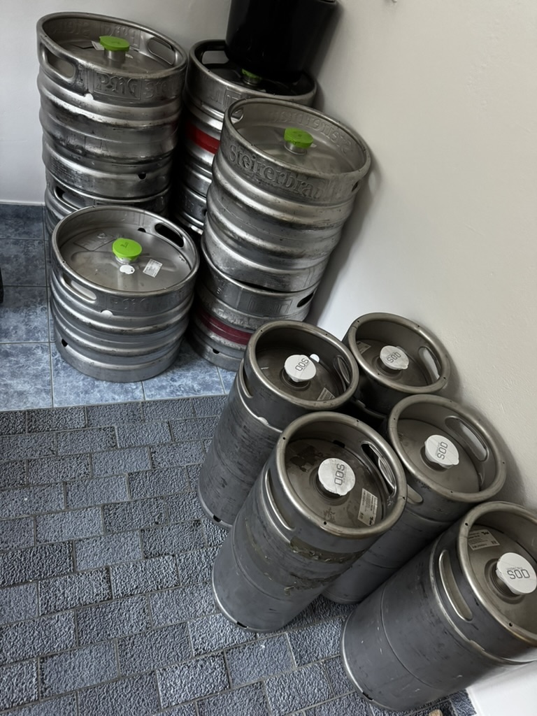Zahlreiche Bierfässer für die 20/70-Festwoche auf der Berghütte