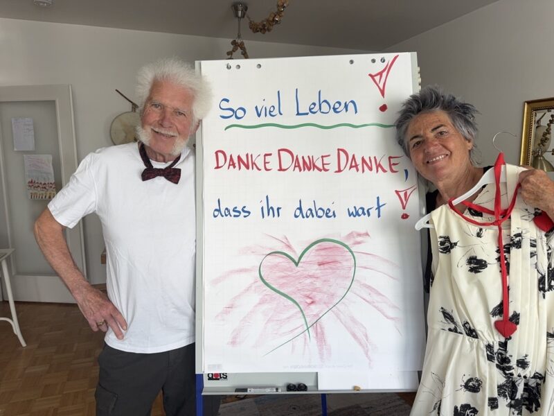 Irmgard und Thomas bei ihrer 20/70-Festwoche mit selbst gestaltetem Willkommensplakat