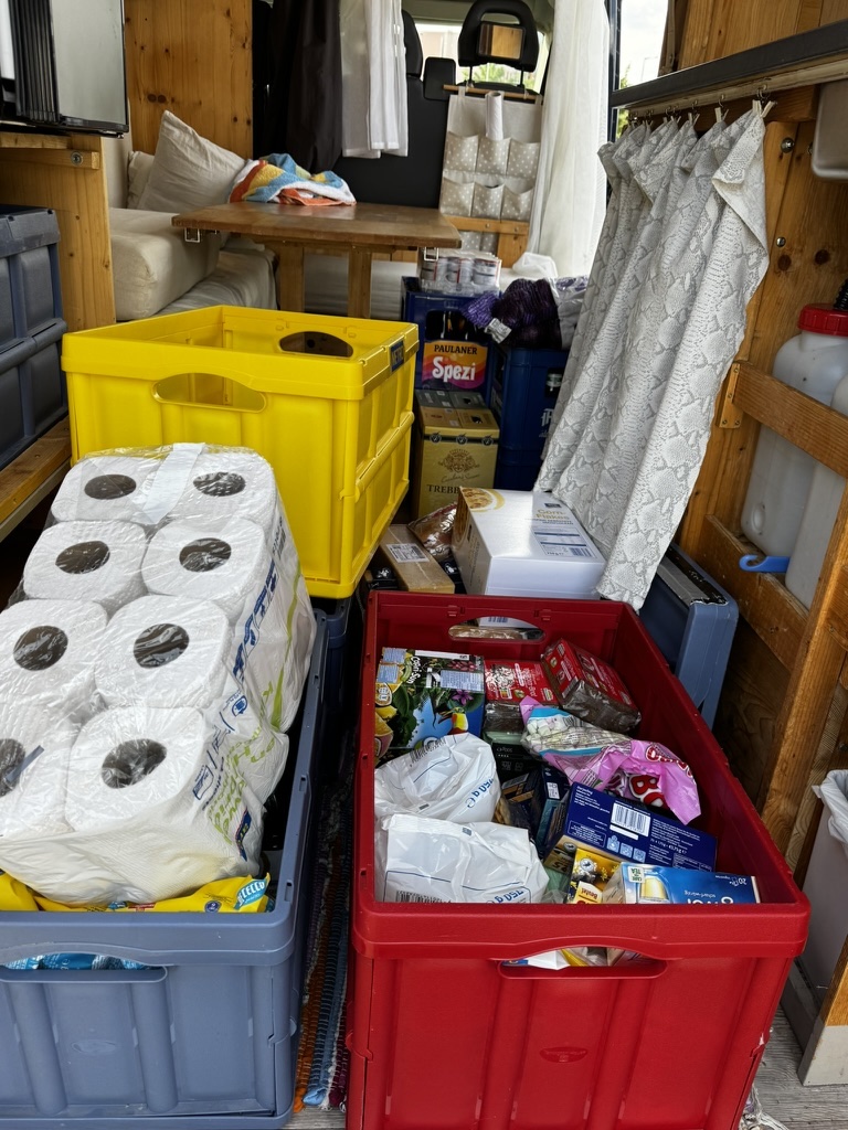 Getränke, Küchenpapier und Vorräte für die 20/70-Festwoche auf der Berghütte