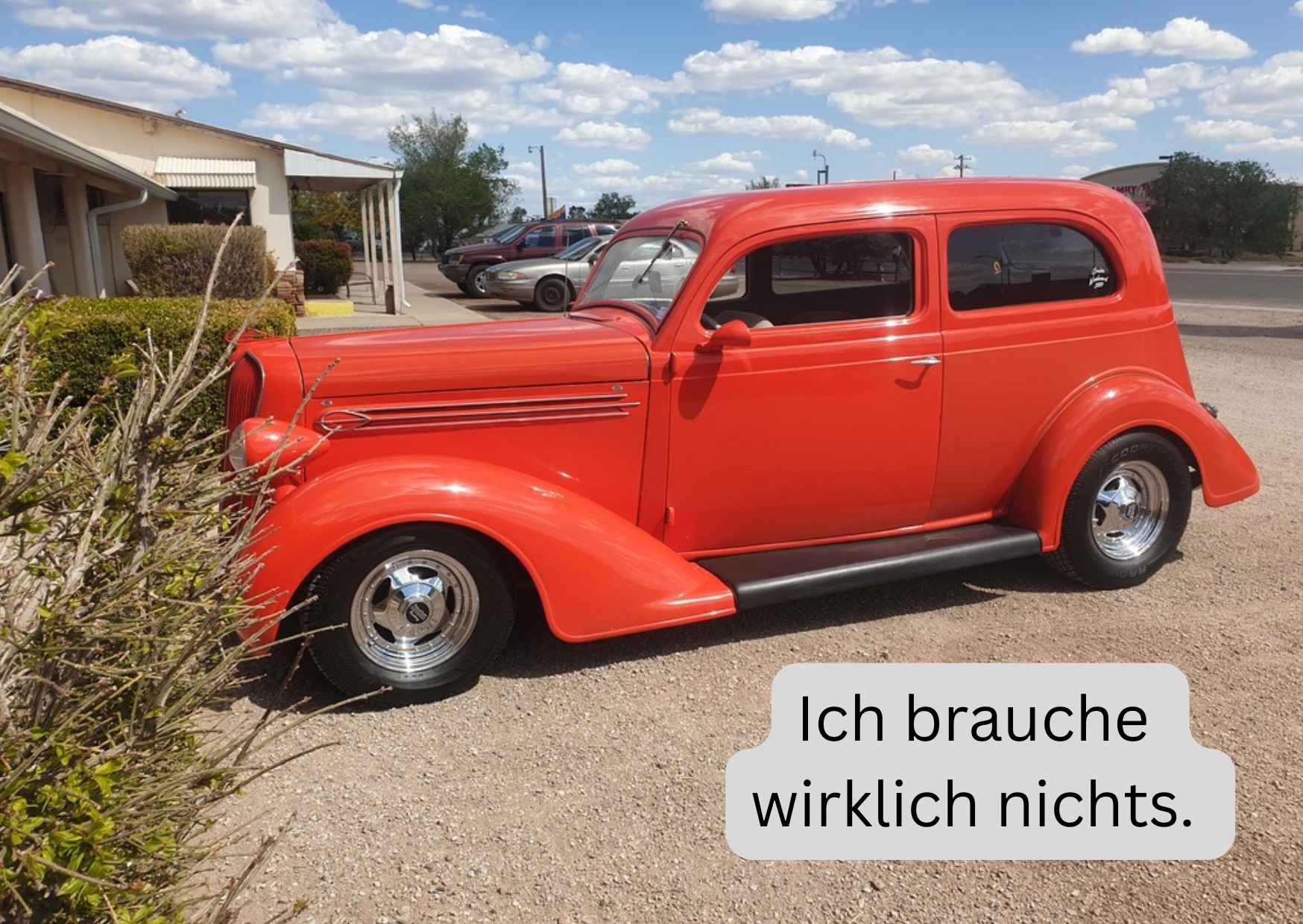 Roter Oldtimer mit dem Spruch „Ich brauche wirklich nichts“ – Geschenkideen für Menschen, die schon alles haben