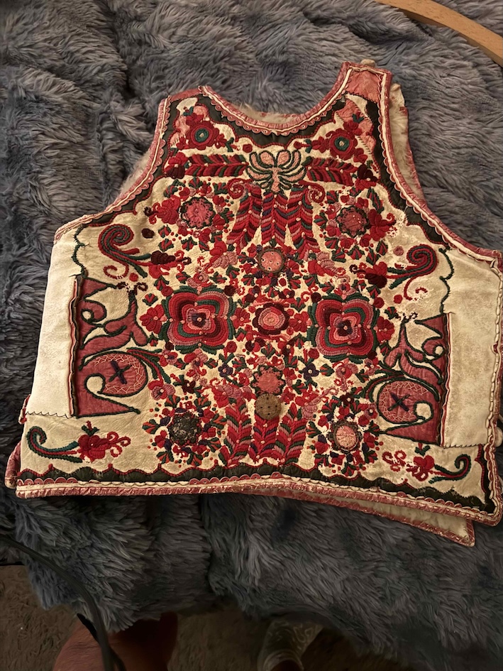 Siebenbürgischer Brustpelz mit aufwendiger roter und schwarzer Ornamentstickerei auf Leder