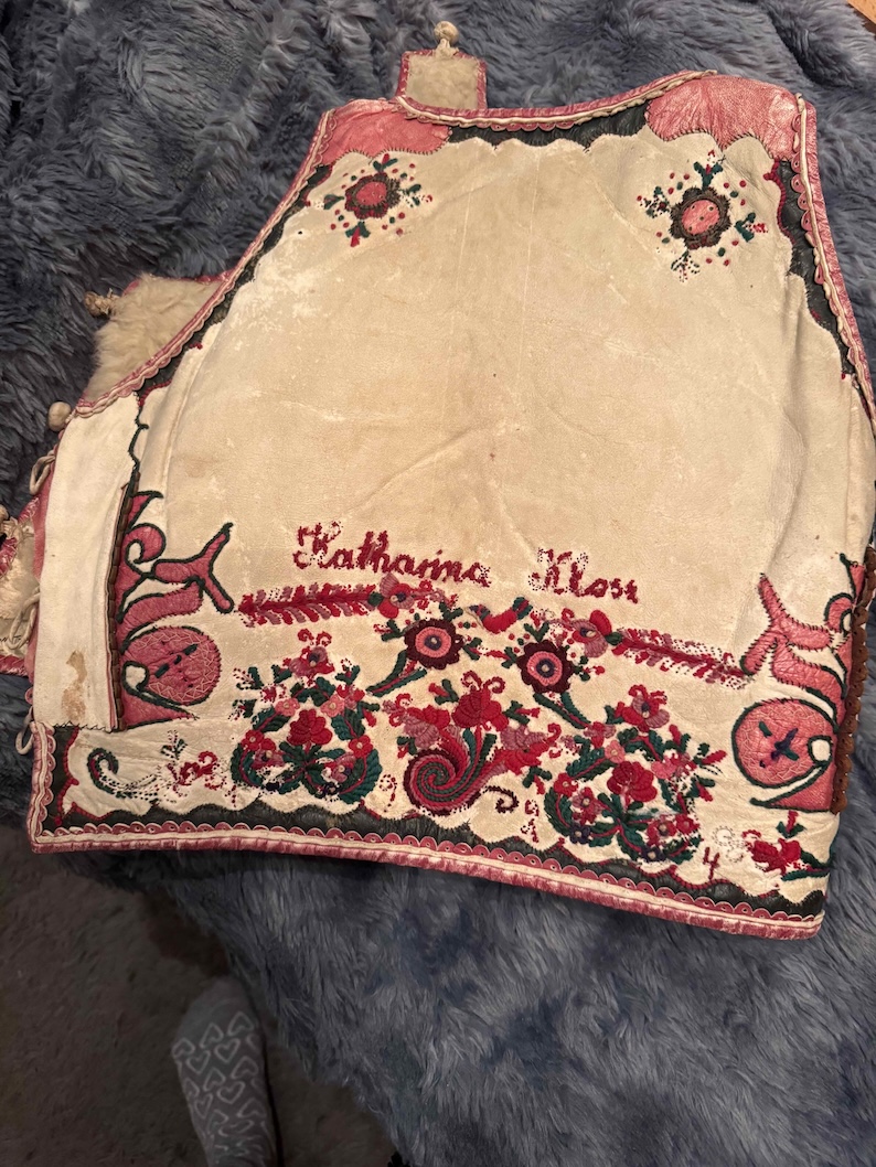 Siebenbürgischer Brustpelz von Katharina Klose mit floraler Stickerei und Namenszug