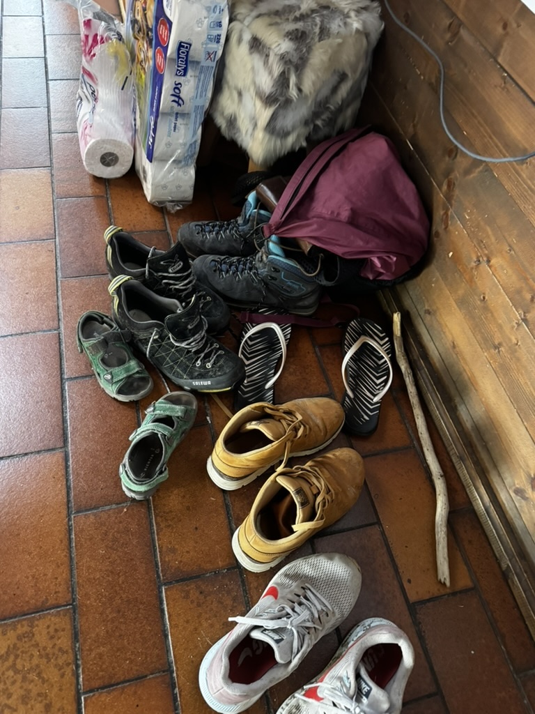 Viele Wanderschuhe im Eingangsbereich der Berghütte während der 20/70-Festwoche